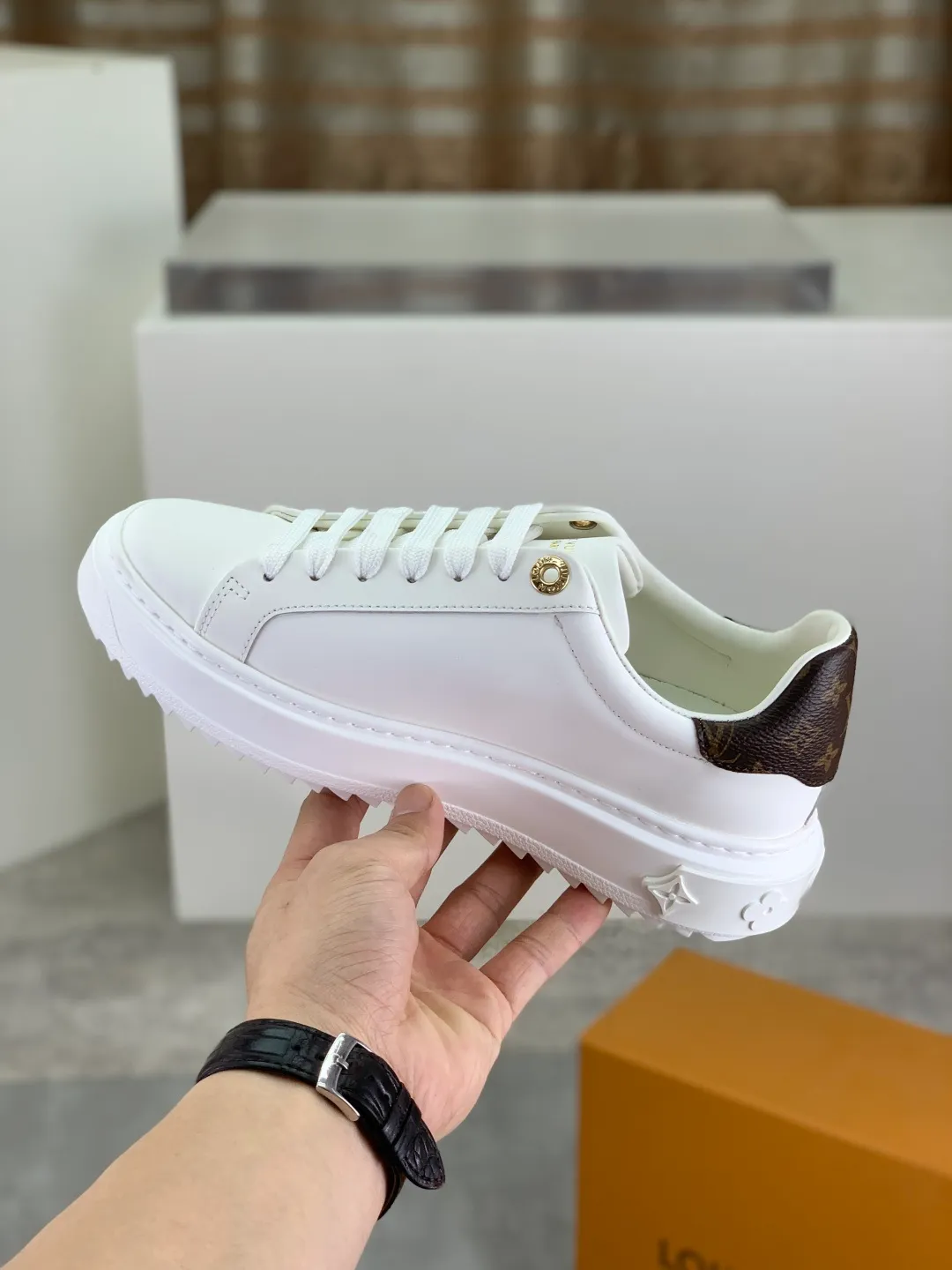 Men's men's shoes 💰P700 new style 💶 top version [LOUIS VUITTON] couple 🧑‍🤝‍🧑 craft style counter series (original order) new style 🍀LV Louis Vuitton - top version LV classic high-top trendy shoes! Made of imported original craft calfskin, original breathable lining, and original wear-resistant, lightweight, high-end TPU outsole! High quality products! 3️⃣ colors are available, size: female 35-39, male 39-44 (female 40, male 45 customized)